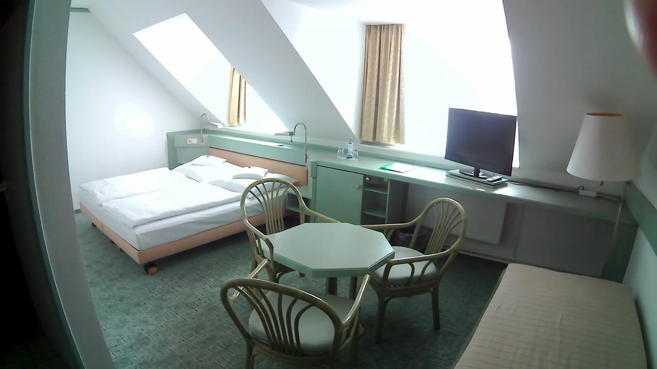 Hotel Christinenhof Garni - Bed & Breakfast Gadebusch Buitenkant foto