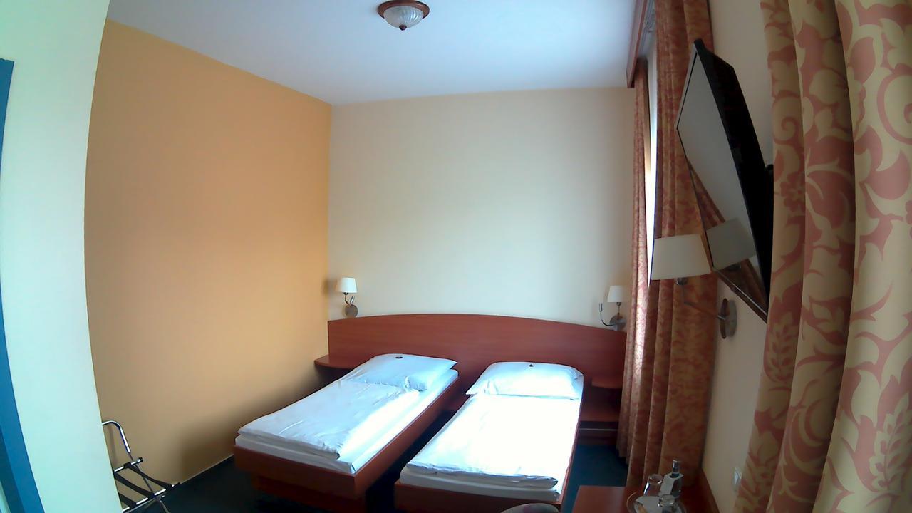 Hotel Christinenhof Garni - Bed & Breakfast Gadebusch Buitenkant foto