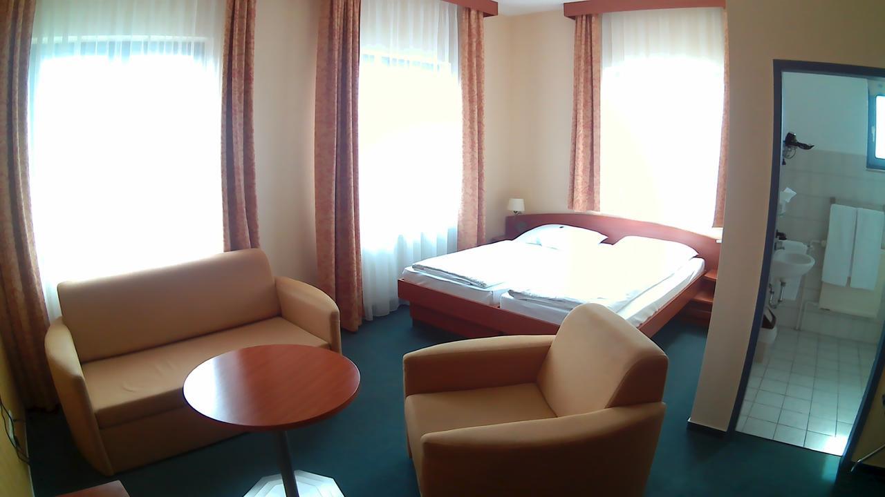 Hotel Christinenhof Garni - Bed & Breakfast Gadebusch Buitenkant foto