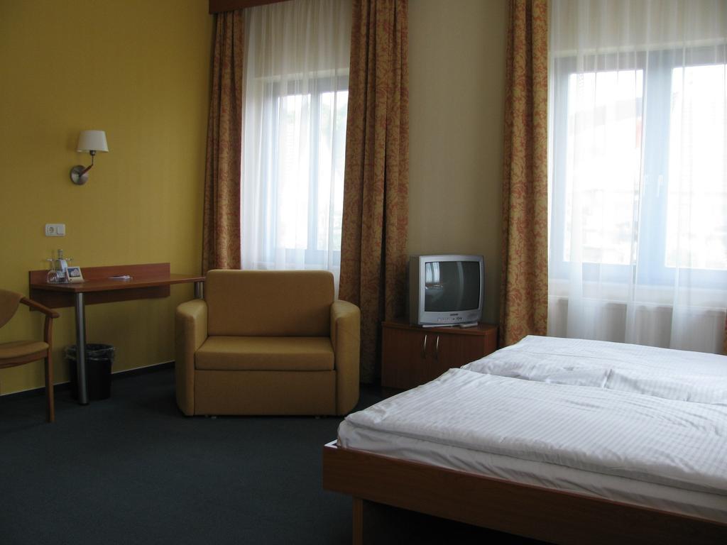 Hotel Christinenhof Garni - Bed & Breakfast Gadebusch Buitenkant foto